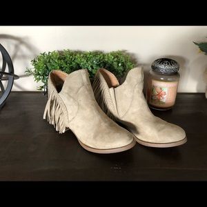 😍Suede fringe booties😍